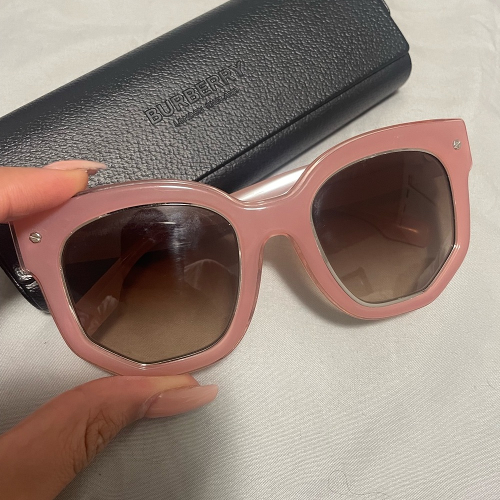 Burberry sunglasses - Picture 6 of 9